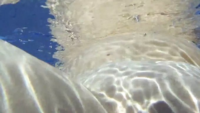 Nage Tranquillement Avec Une Torsion