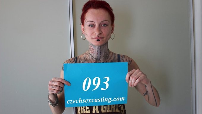 Mannequin Tatouée Aux Petits Seins Auditionne Pour Un Casting Porno