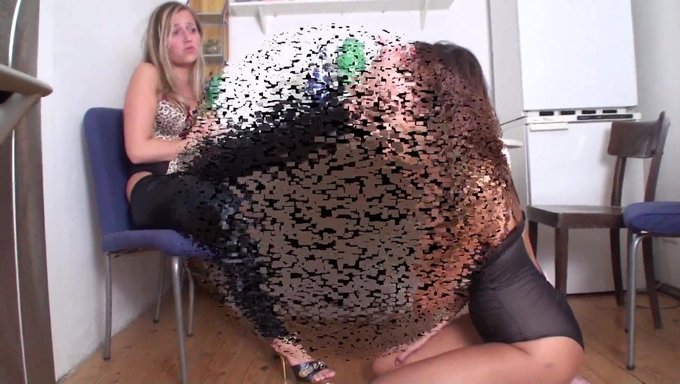Une Maîtresse Dominatrice Prend Le Contrôle Avec Une Domination Fétichiste Des Pieds