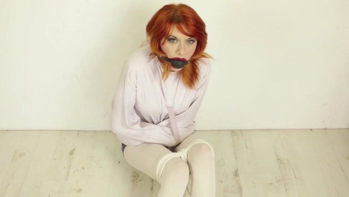 Amber En Veste Droite - Un Défi De Bondage