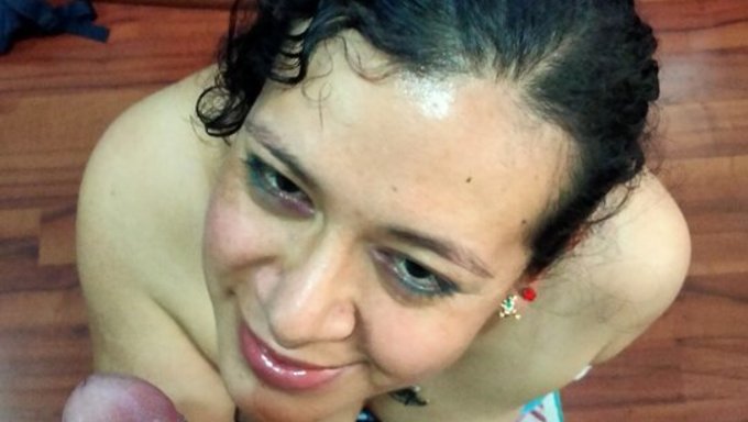Avant La Fête, Une Superbe Milf Mexicaine Montre Ses Gros Seins Naturels