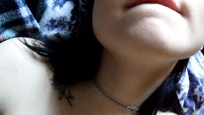 Une Russe Bisexuelle Se Laisse Aller À Des Jeux En Solo