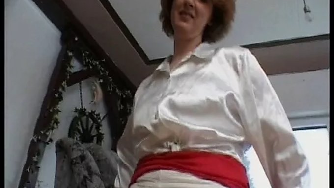 Milf Allemande À Gros Cul Se Fiste Jusqu'À L'Orgasme Avec Une Bougie
