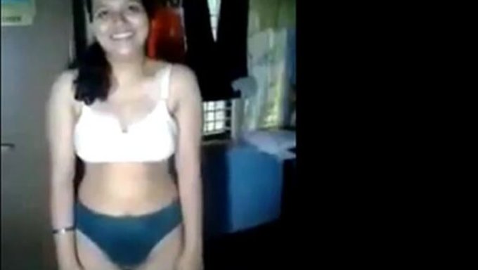 Fille Affiche Ses Atouts