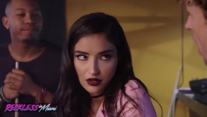 Emily Willis Se Fait Écarter Le Trou Du Cul Bien Serré Par Les Chauds Lapins Michael Et Ricky.