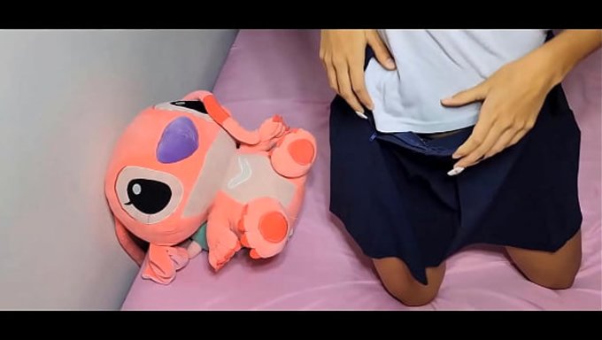 Une Belle-Sœur Se Tape Quelqu’un En Cachette Chez Elle.
