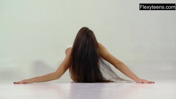 Flexibilité Russe Exposée Dans Une Vidéo De Gymnaste Nue