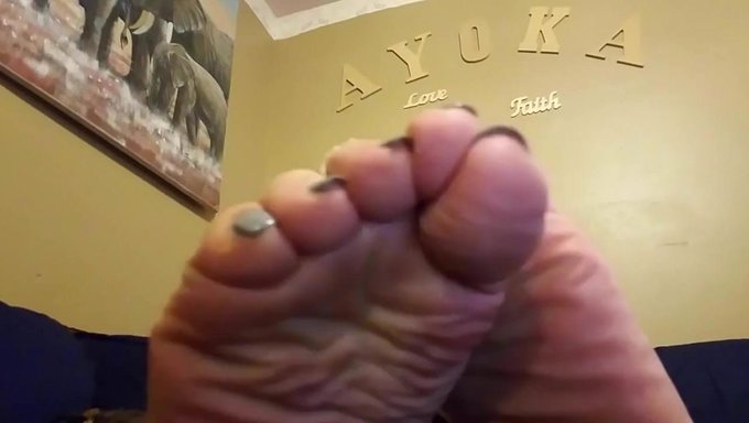 La Beauté Ébène Taquine Avec Un Jeu De Pieds En Pov Intime