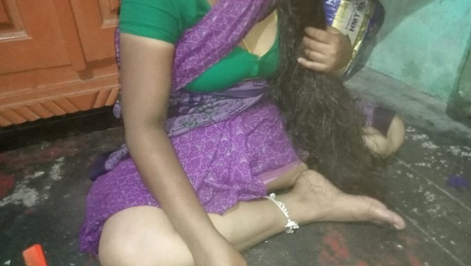 Tante Indienne Poilue Fait Pipi Devant La Caméra