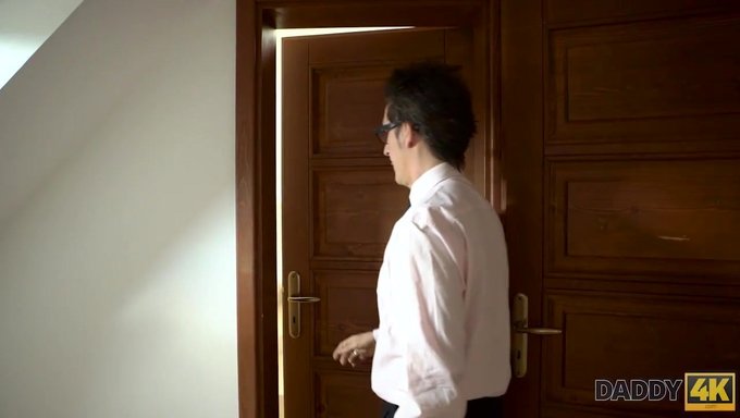 Conny Dachs, Un Homme Âgé, Profite De La Compagnie D'Une Jeune Femme Dans Sa Chambre.