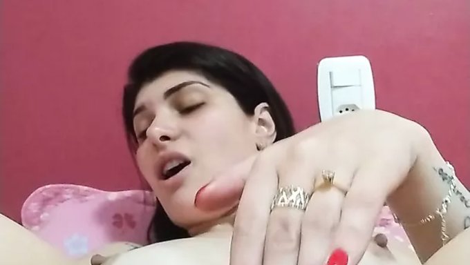 Une Ado Tatouée Se Fait Plaisir Avec Un Jouet Sexuel