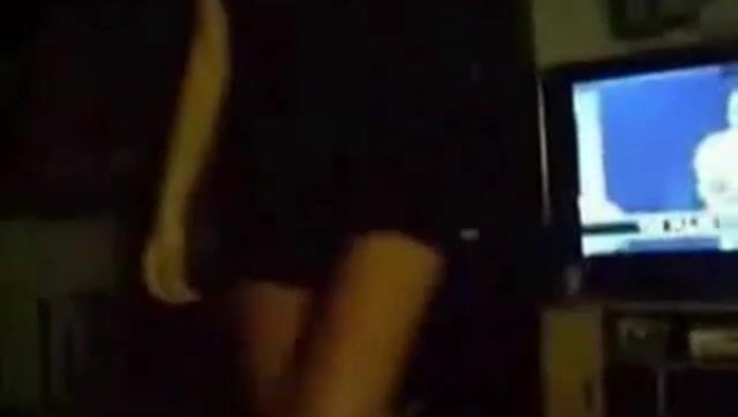 Les Doigts De La Petite Amie Amateur Explorent Le Plaisir En Webcam