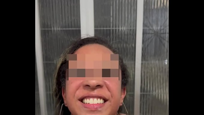 Elle S’est Approchée D’un Inconnu Dans La Salle De Bain Et Le Métro Du Centre Commercial, Se Livrant À Des Rencontres Intimes.