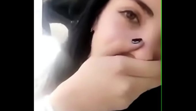 La Fille A Été Surprise Dans Une Situation Compromettante Pendant Une Journée Pluvieuse.