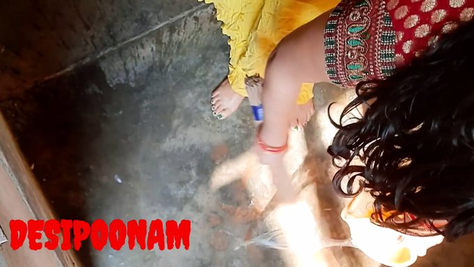 La Jeune Indienne Excitée Poonam Se Fait Baiser Son Gros Cul Dans La Salle De Bain