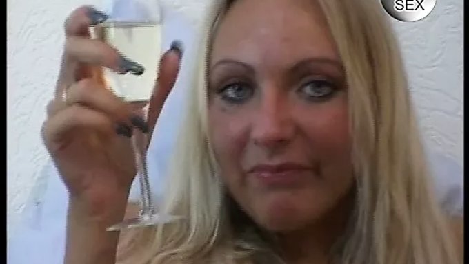 Une Blonde Mature Se Fait Étirer La Chatte Par Une Grosse Bite