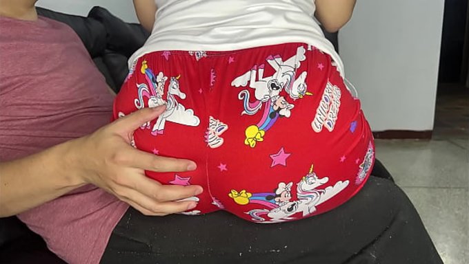 Le Beau-Père Adore Bouffer Avec Sa Belle-Fille Innocente Et Ne Peut S'Empêcher De Mater Son Cul.