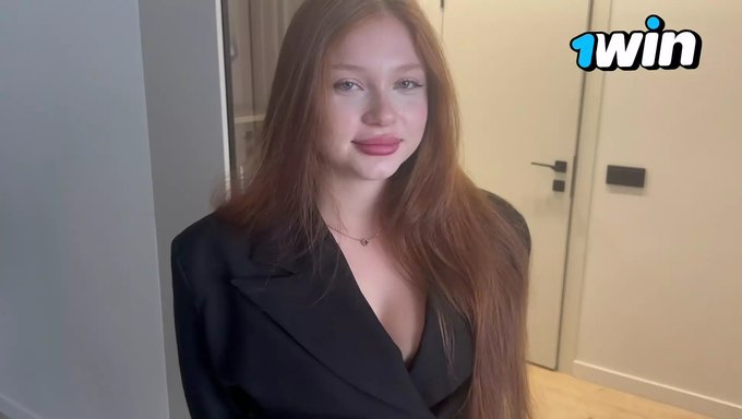 La Locataire Rousse Se Fait Plaisir À Louer Avec Sa Chatte Dans L’appart.