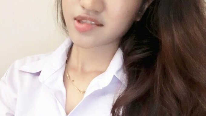 Une Adolescente Amateur Avec De Petits Seins Se Masturbe Par Derrière