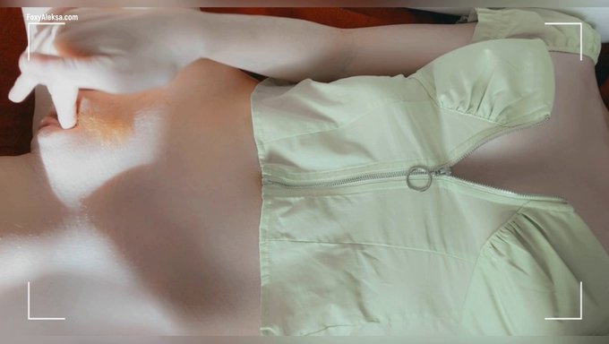 Gros Plan Sur Le Clitoris D'Une Petite Rousse Alors Qu'Elle Se Masturbe Jusqu'À L'Orgasme