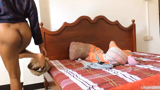 La Première Fois D'Une Adolescente Blonde Avec Un Homme Dans Une Vidéo En Langue Cinghalaise