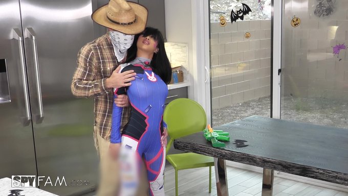 La Demi-Sœur Jade Kush Reçoit Une Éjaculation Interne Après Avoir Fait Une Fellation À Son Demi-Frère.