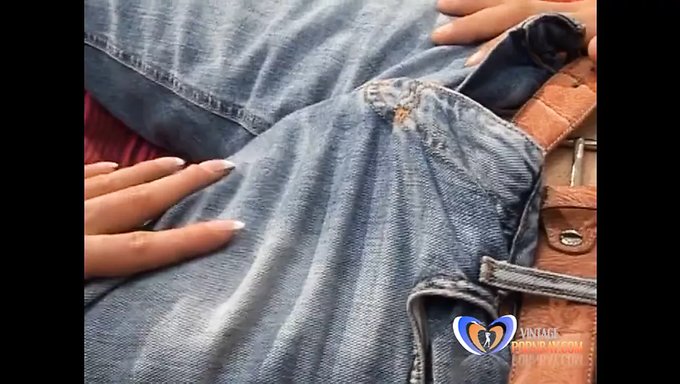 Femme Mature Se Masturbe Devant Un Homme Choqué
