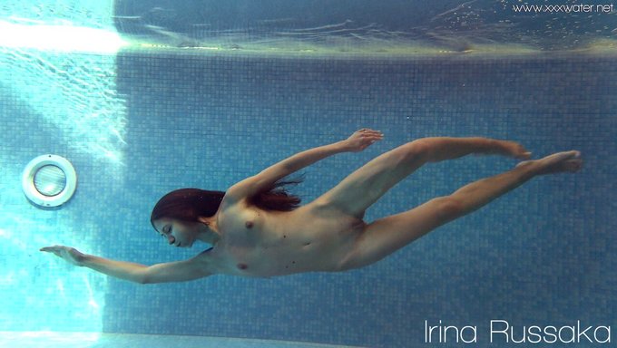 La Scène Softcore De La Brune Russe Stefanie Moon Avec De Petits Seins