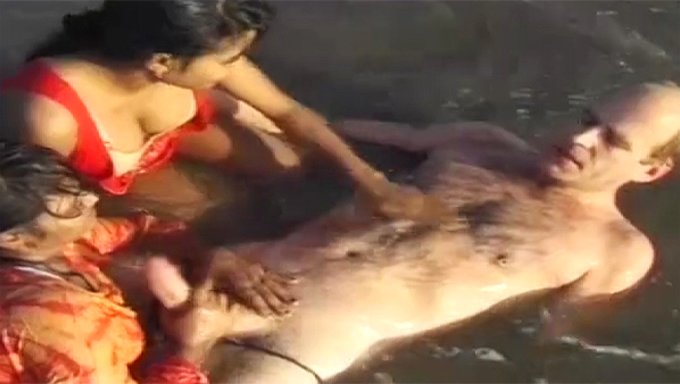 Un Couple Indien Interracial Profite De Sexe Sur La Plage Avec De Grosses Bites