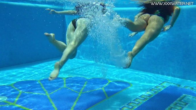 Les Latinas À Gros Cul Diana Rius Et Sheril Blossom Se Déshabillent Dans Une Piscine
