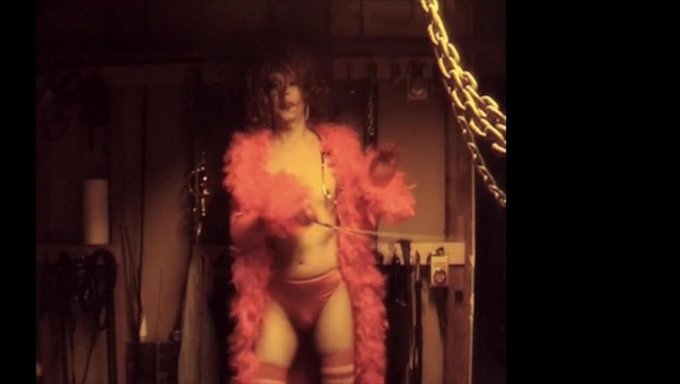 Milf Britannique En Talons Domine Dans Un Jeu Bdsm