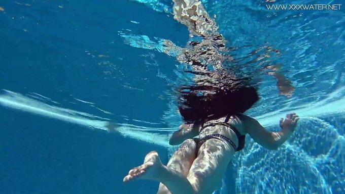La Performance Sous-Marine Grésillante De Sheril Blossom Dans Cette Vidéo Russe Chaude