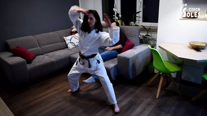 Une Maîtresse Adolescente Domine Avec Ses Pieds