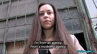 Un Casting Cash Devient Public Quand La Jeune Mannequin Suce Et Baise Comme Une Salope.