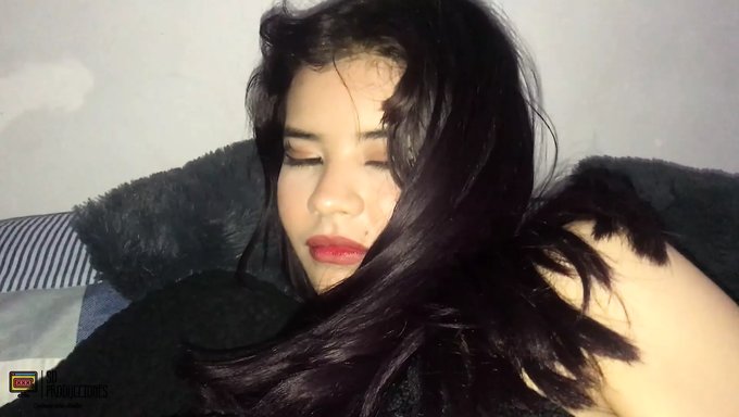 Regardez Une Jeune Fille Se Faire Remplir La Chatte Serrée Avec Une Grosse Bite