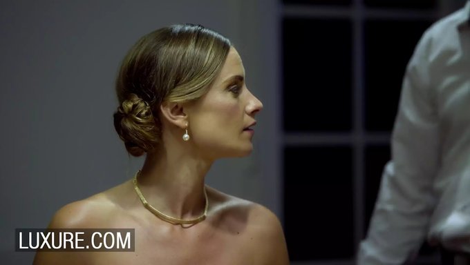 Femme Française Se Soumet Au Sexe Anal Avec L'Ami De Son Mari