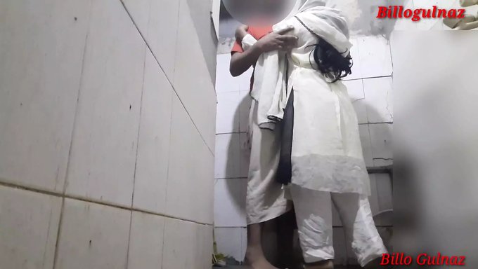 La Première Expérience Anale De La Belle-Soeur Dans La Salle De Bain