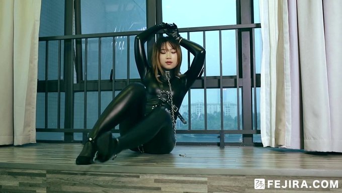 Explorez Votre Fétichisme Avec Une Maîtresse Japonaise Attrapée En Latex