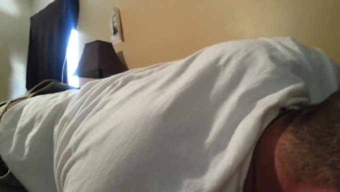 Vidéo Maison D'Un Mec Donnant Du Plaisir Oral À Sa Petite Amie