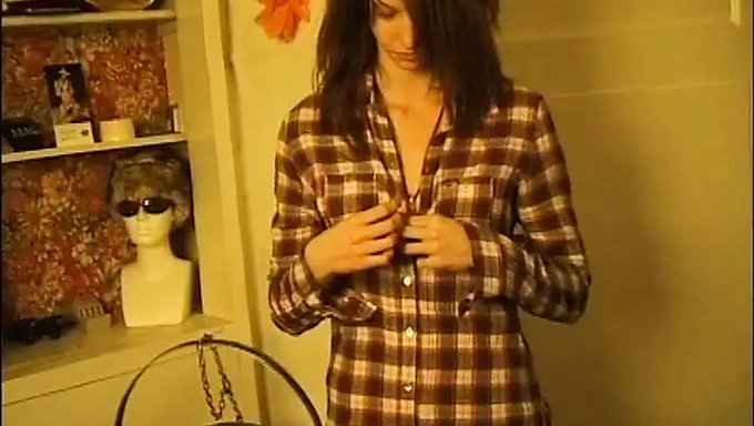 Découvrez Le Strip-Tease Séduisant De Diana Et Voyez-La En Action