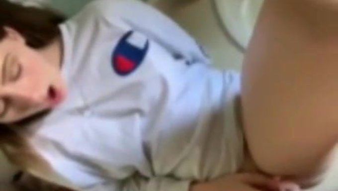 Une Cousine Américaine Se Fait Lécher La Chatte Chaude Et Jouir