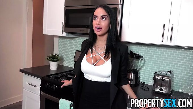 Une Agent Immobilier Désespérée Se La Prend Dans Le Cul