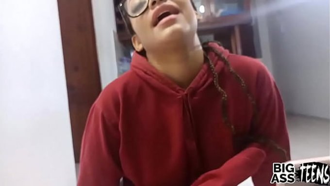 La Belle-Sœur Vient D’avoir 18 Ans Et Demande Une Vidéo Porno Avec Son Demi-Frère.