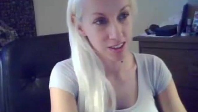 La Mince Tarah Pose Avec De Gros Seins Naturels Sur Webcam