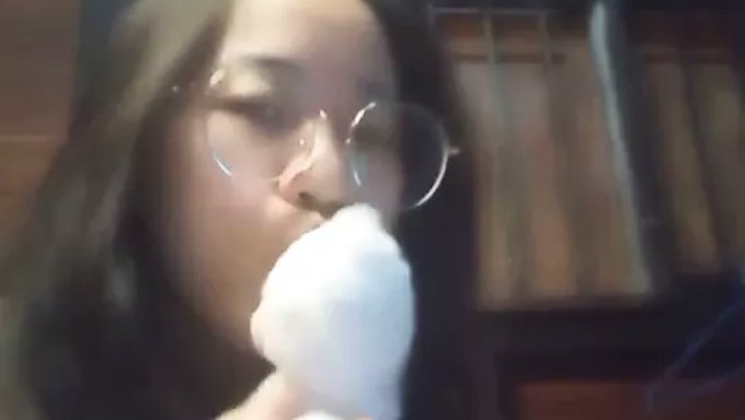 Une Adolescente Amateur Asiatique Mature Se Fait Plaisir À La Maison
