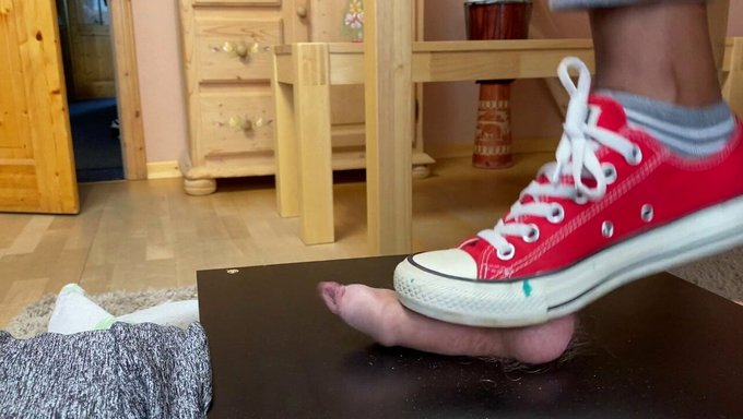 Expérience Orgasmique Intense Avec Écrasement De Boules Et Piétinement