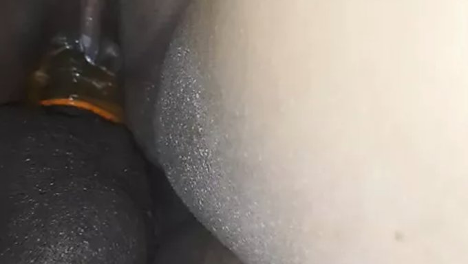 Une Femme Mature Se Fait Baiser Le Cul Serré Par Derrière