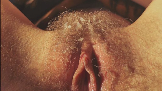 Une Jeune Russe Potelée Devient Coquine Avec Un Gode Et Une Éjaculation Interne