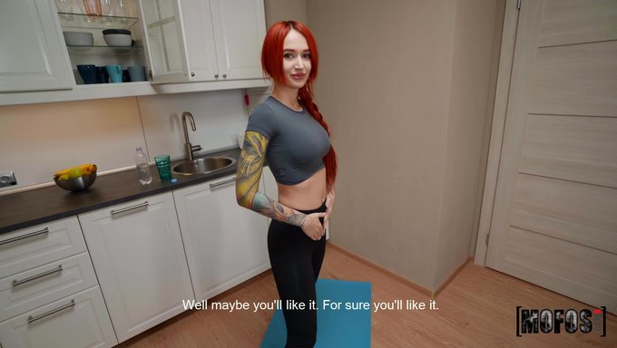Une Rousse Tatouée Montre Son Corps En Forme Dans La Salle De Sport