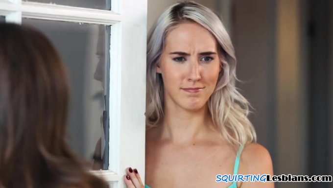 L'Intimité Lesbienne Sensuelle Conduit À Une Éjaculation Orgasmique Sur Une Femme Bien Dotée